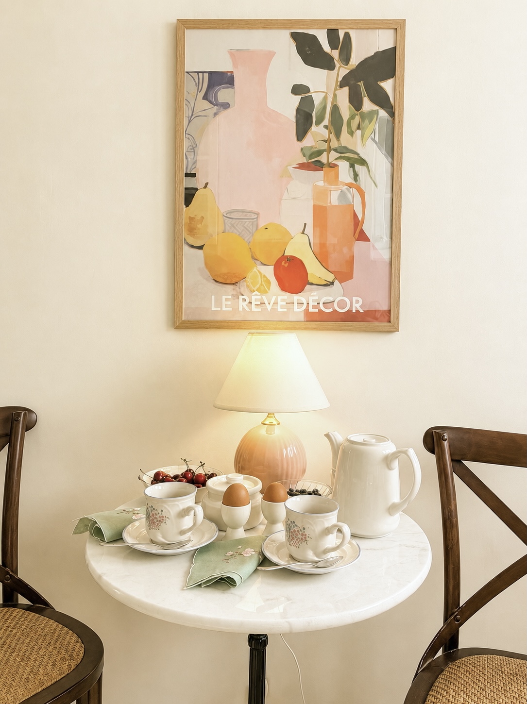 Breakfast nook with Le Rêve Décor print and porcelain cups