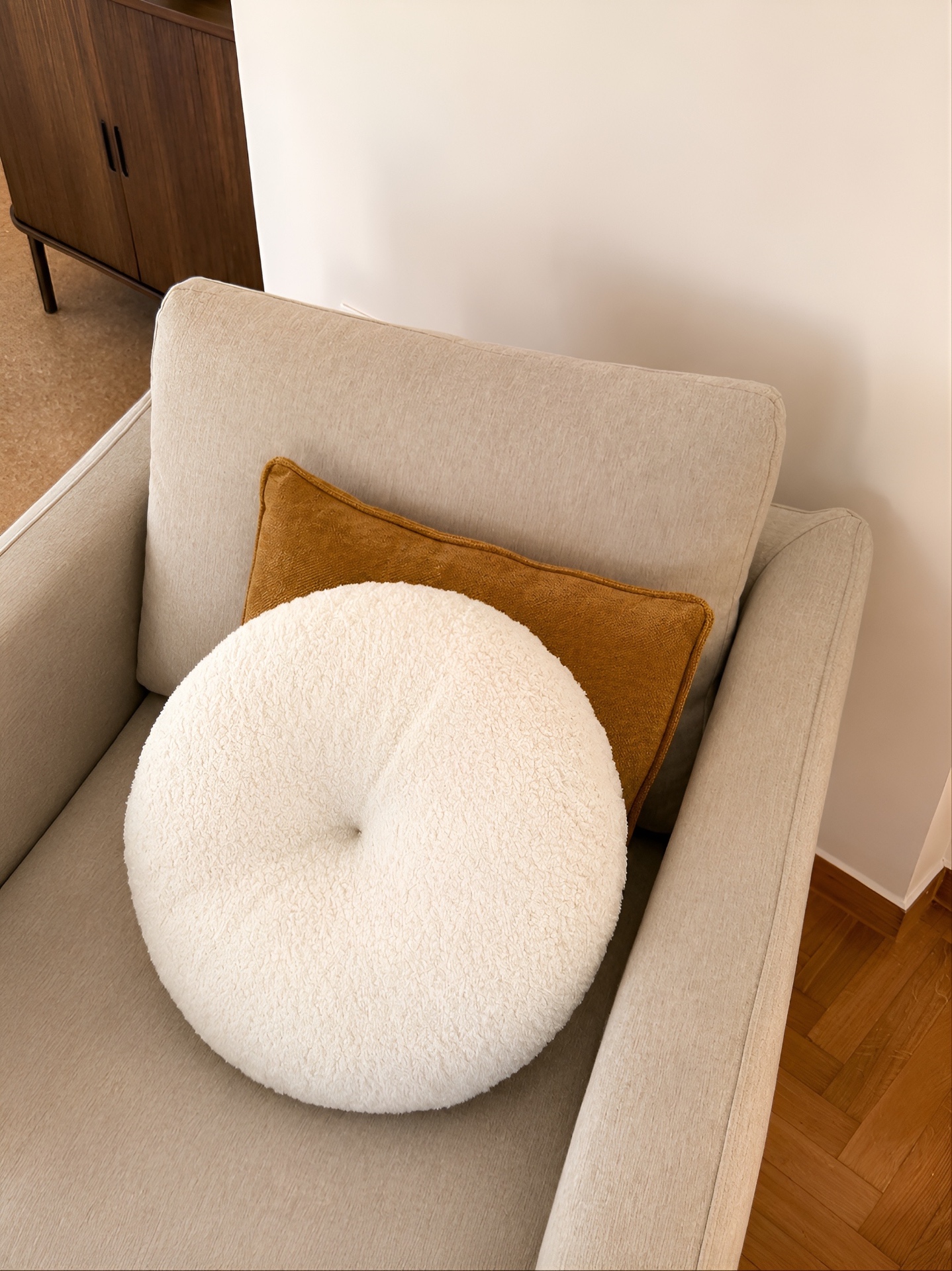 Linen armchair with bouclé and amber velvet cushions